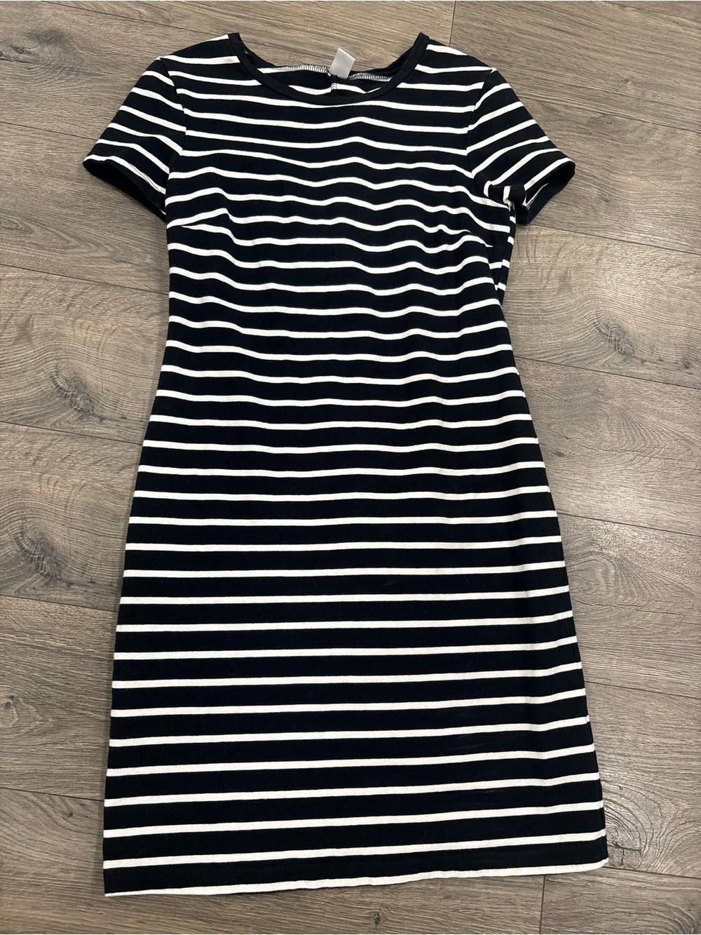 Like new! Old Navy Black & White Striped Short-Sleeve Midi Dress